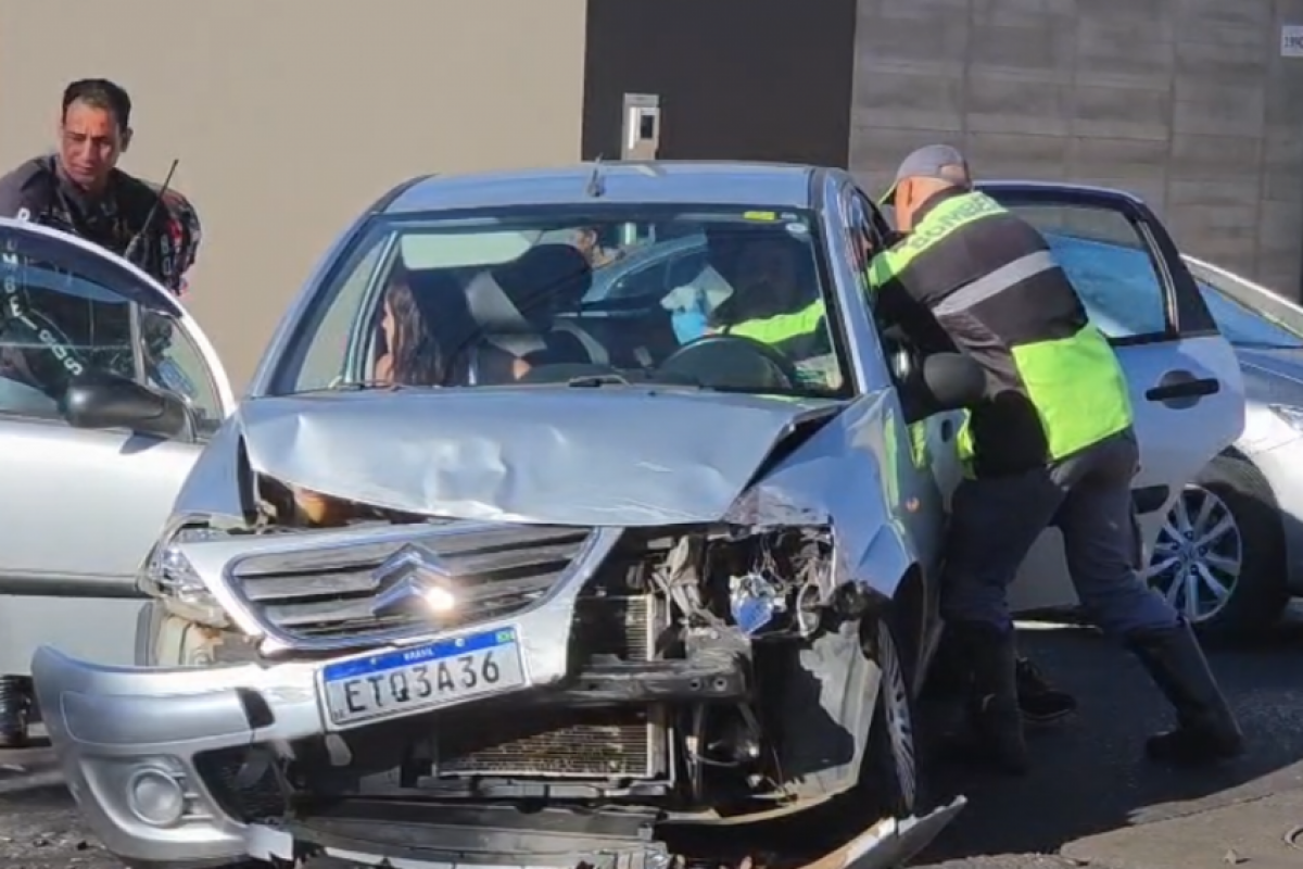 Corpo de bombeiros prestando atendimento às vítimas do cotroen 
