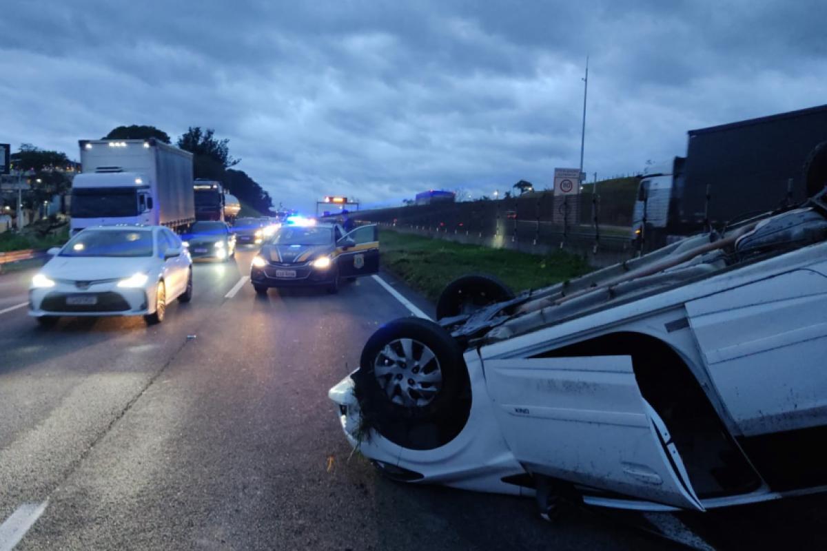 Carro capotou na Dutra