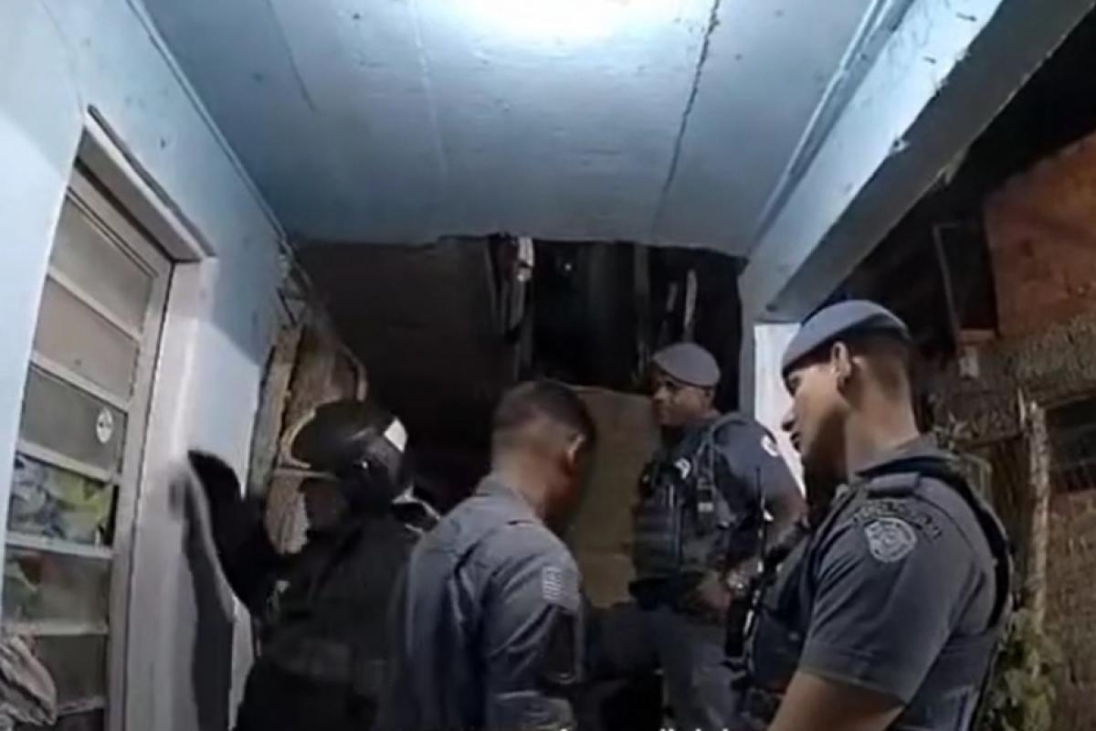 Bombeiro e policiais no local da ocorrência momentos antes da explosão