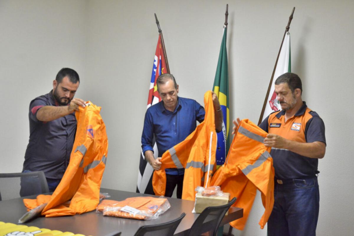 O prefeito Rodolfo Braga recebeu os itens ao lado do coordenador da Defesa Civil, Cristiano Vargas, e do gestor executivo de Segurança Pública, Júnior Bifani