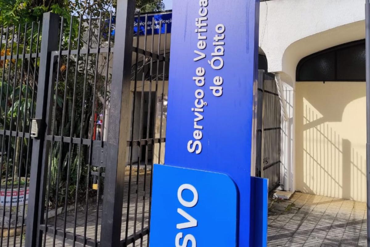 Após perícia, o corpo foi levado para o Instituto Médico Legal