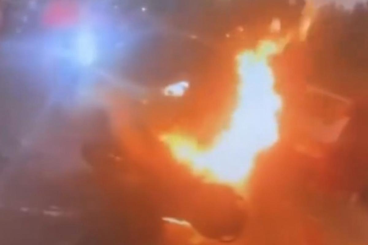 Baile na madrugada de Natal terminou com incêndio de motos roubadas, disparos de arma de fogo e bloqueio de via no Jardim Florence