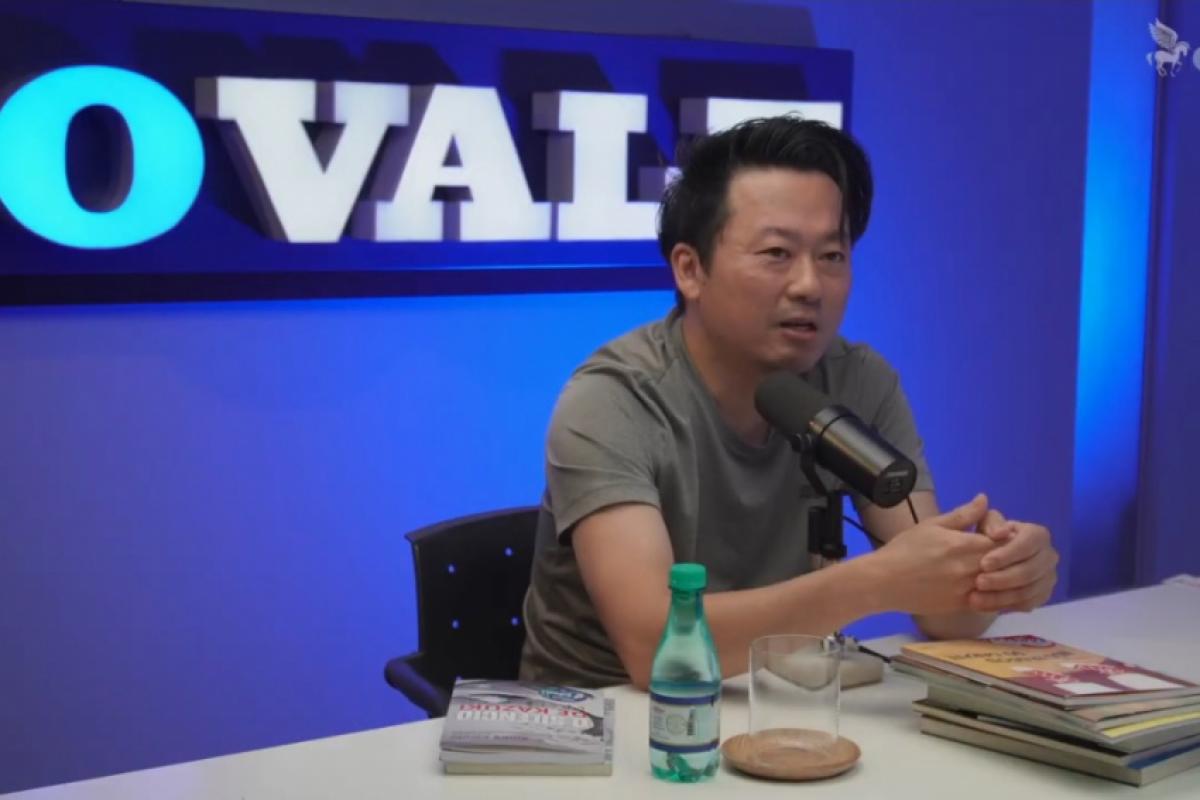 Escritor André Kondo em participação no Que História!”, quadro de OVALE Cast