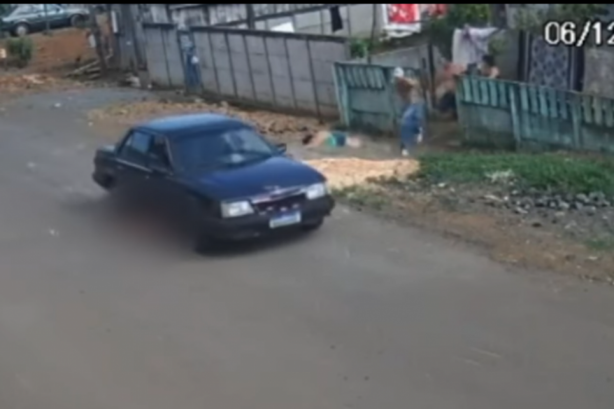 A criança foi atingida por um Monza na tarde deste sábado (6), em Guarapuava, no Paraná.