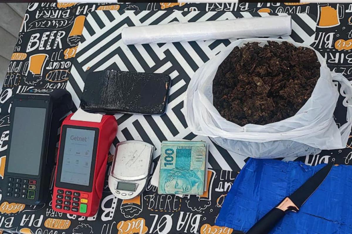Maquininhas de cartão, celular, entorpecentes, dinheiro e apetrechos para o tráfico foram apreendidos pela Polícia com o acusado; material será periciado
