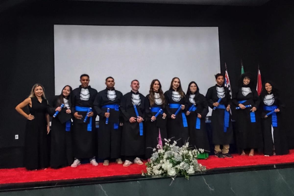 Formandos do 3º Ano B ao lado da professora e paraninfa da turma, Liliene Mendes dos Santos