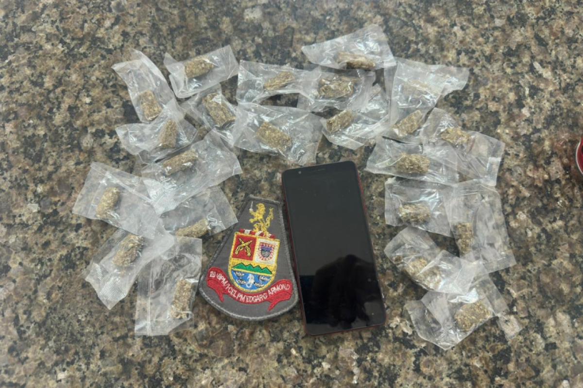 Maconha e celular que estavam em posse de R.S.A.