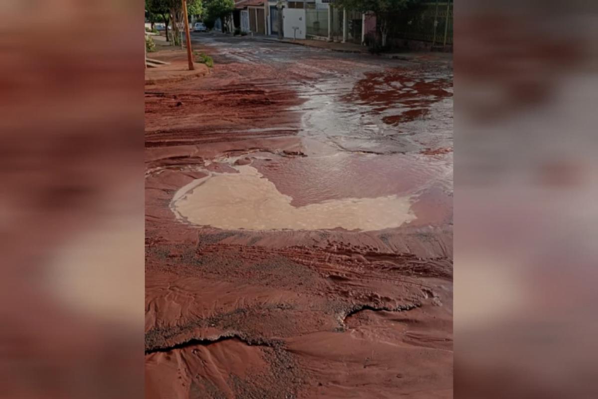 Água e muita lama no cruzamento da via