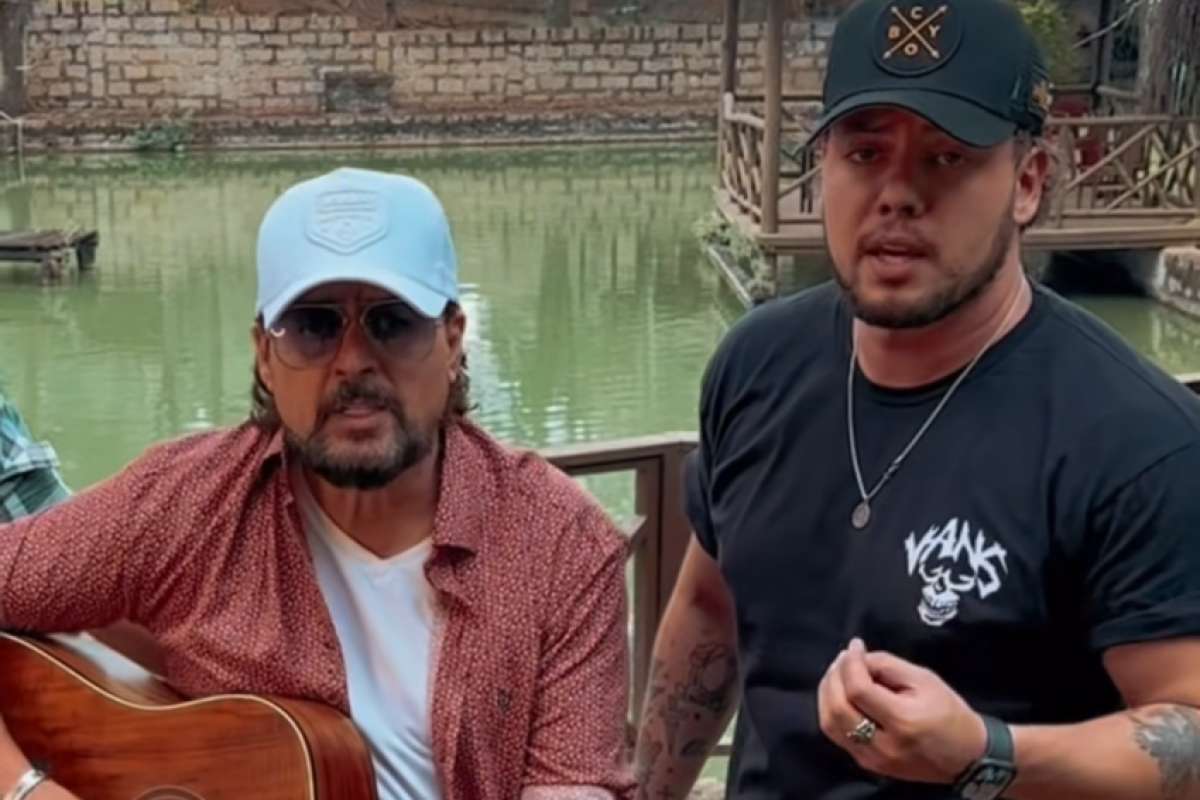 Pai e filho cantando juntos em suas redes sociais