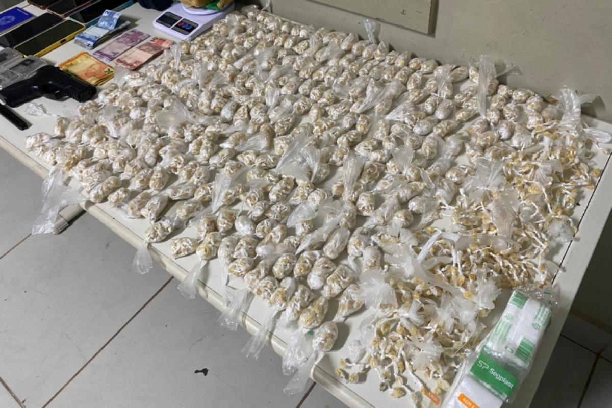 Dois adultos foram presos e três menores apreendidos. na Comunidade Esperança. 