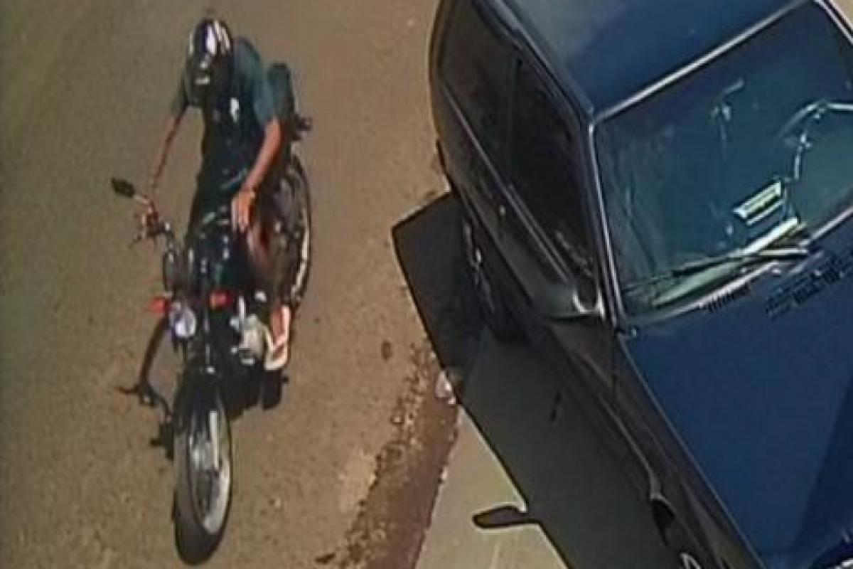 Moto de policial militar sendo furtada em Franca