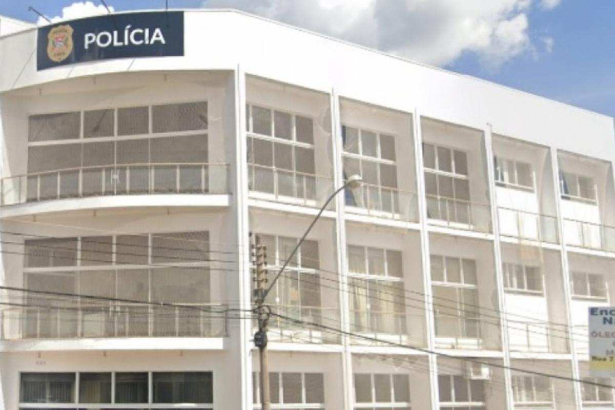 A mulher, que denunciou as agressões do companheiro, também foi presa após a polícia descobrir um mandado de prisão em aberto contra ela, por estelionato.