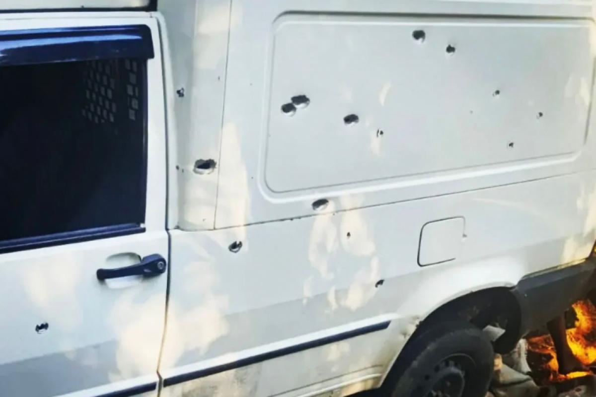 Carro ficou cravejado de balas