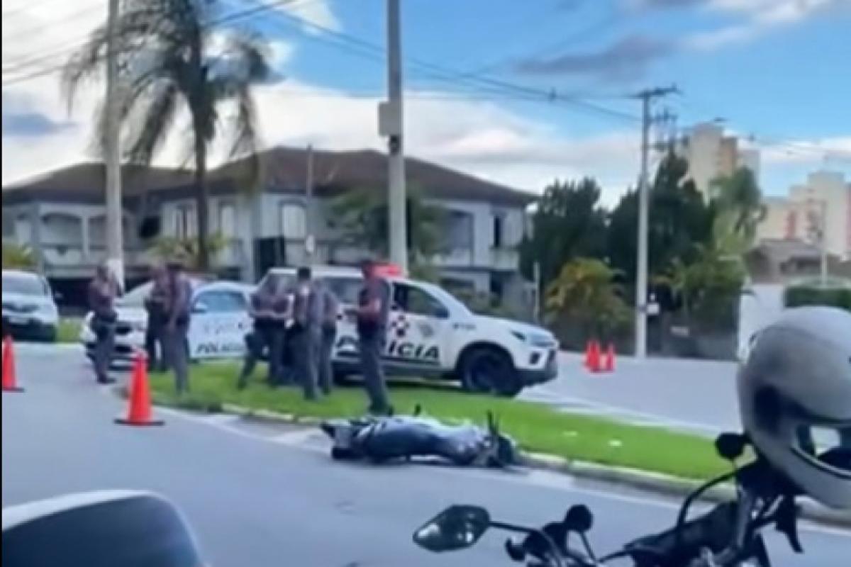 Local da blitz da Polícia Militar e a moto do condutor, que foi detido