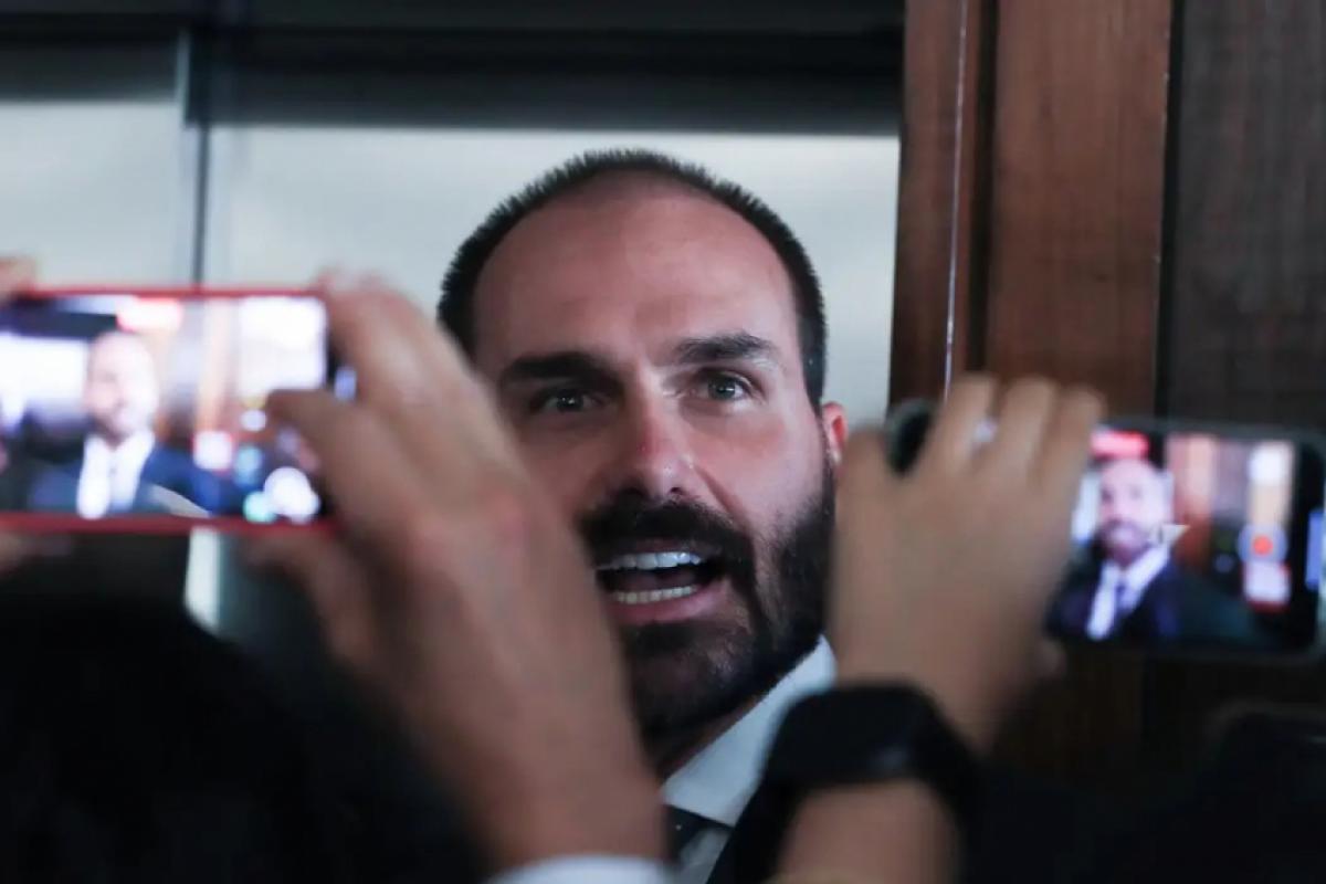 O deputado Eduardo Bolsonaro, que pode perder o mandato, é réu no STF pelo crime de coação