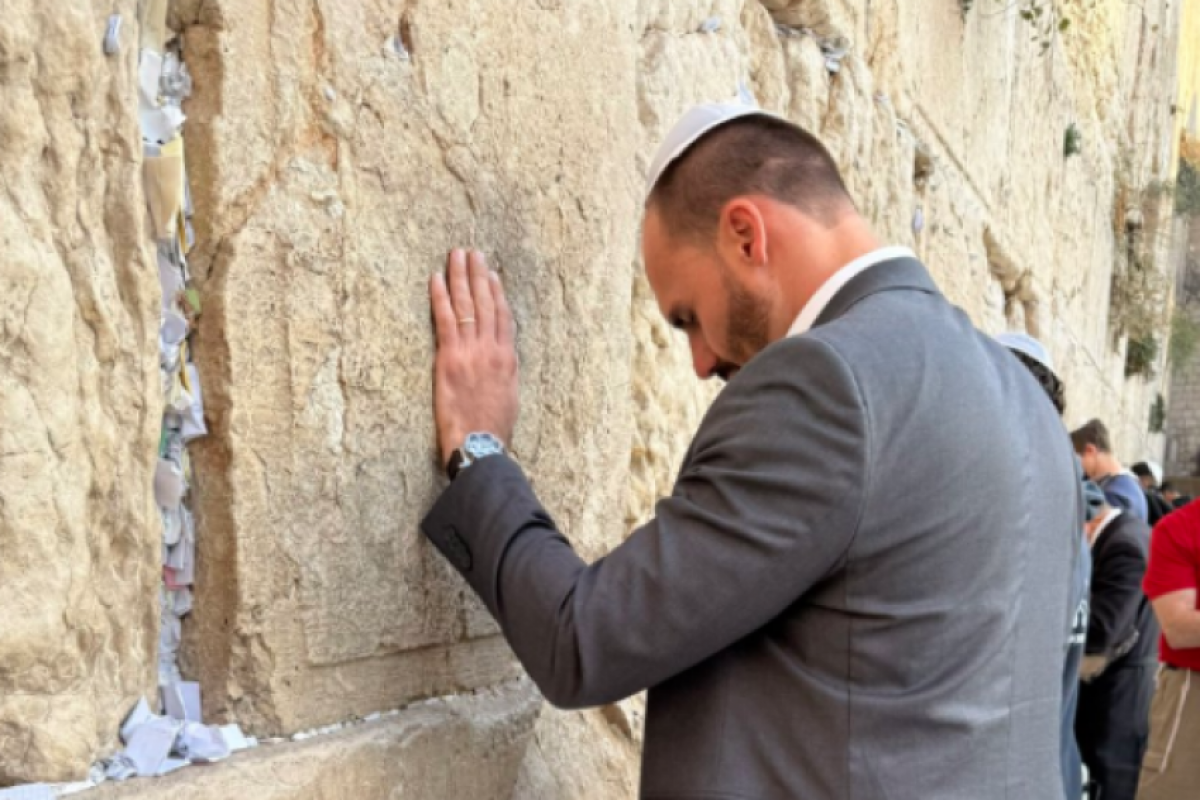 Eduardo Bolsonaro reza no Muro das Lamentações 
