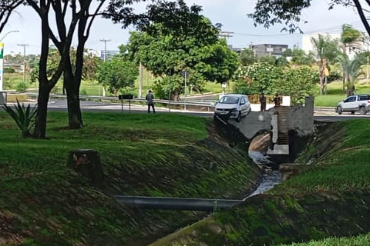 Carro 'pendurado' após acidente em rotatória da avenida Ismael Alonso y Alonso, em Franca