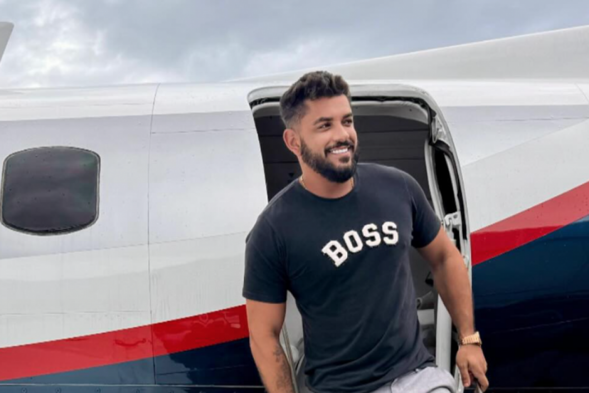 Marcos Vinícius Portugal Santos, 41 anos, dirigia o carro quando uma moto com dois homens se aproximou.