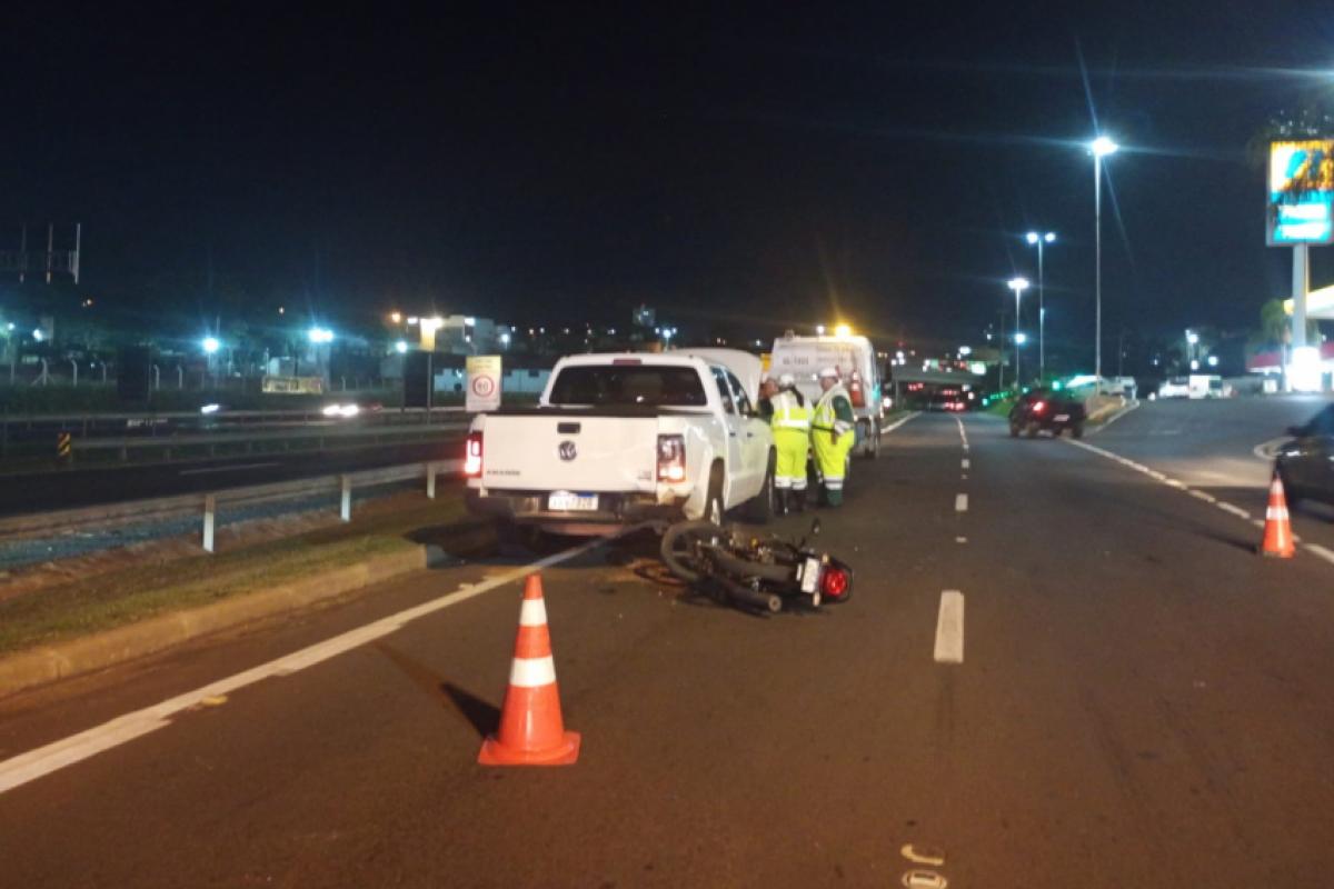 Após colidir na traseira de uma caminhonete Amarok, motociclista de 37 anos foi arremessado e não resistiu