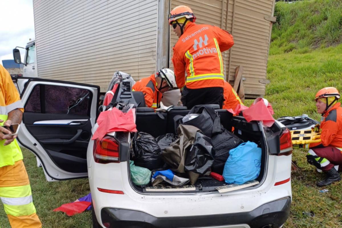 Socorristas atendem as vítimas do acidente na Via Dutra