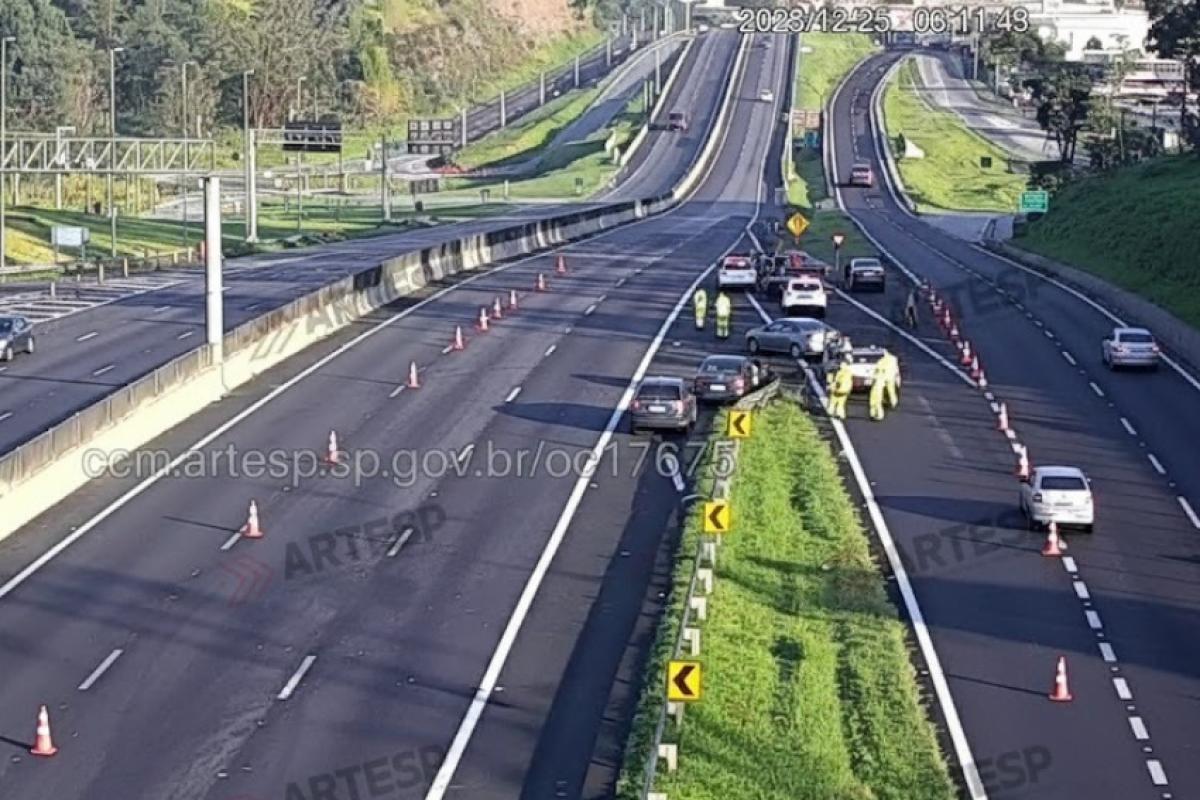 Atropelamento de cavalo provocou engavetamento com cinco veículos, deixou uma vítima fatal e feridos na pista sul da Anhanguera, em Jundiaí.