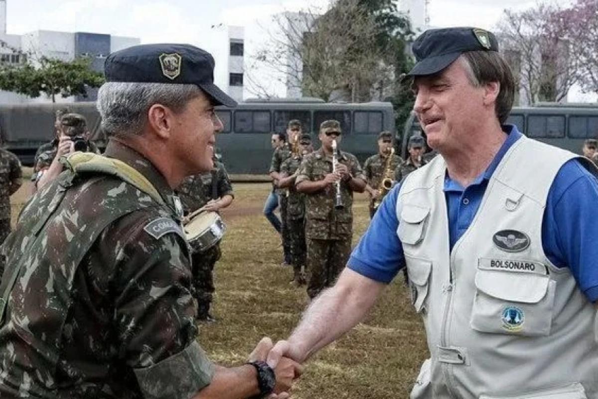 General aperta a mão de Bolsonaro