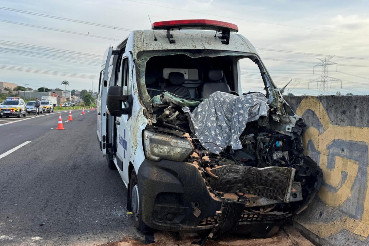 Com o forte impacto, o motorista fraturou as pernas e duas crianças que também estavam no veículo sofreram ferimentos leves
