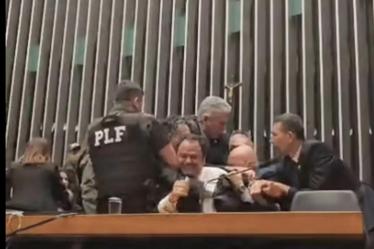 O deputado federal Glauber Braga (PSOL-RJ) foi retirado à força pela Polícia Legislativa