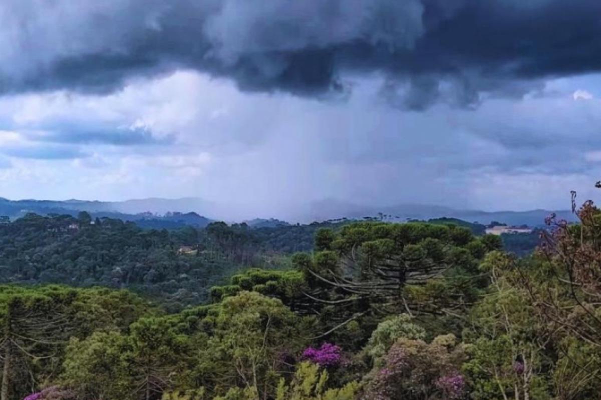 Há previsão de ventos de 90 km/h e queda de granizo