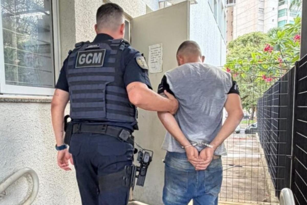 Homem chegando na delegacia de polícia em Araçatuba para o registro de BO 