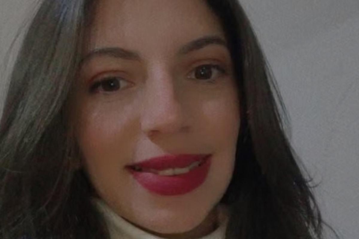 Mulher de 29 anos foi morta a facadas dentro de casa; ex-companheiro é o principal suspeito e foi socorrido sob escolta.