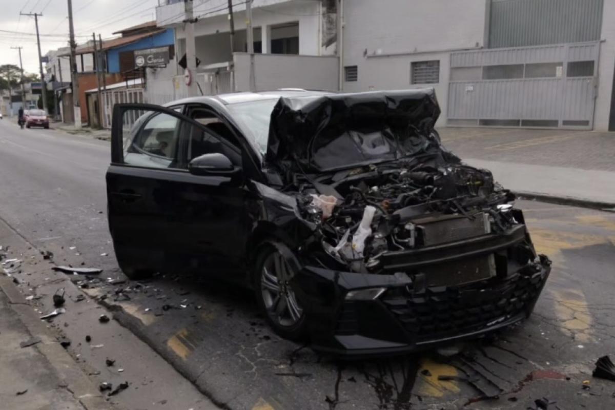 Carro ficou destruído 
