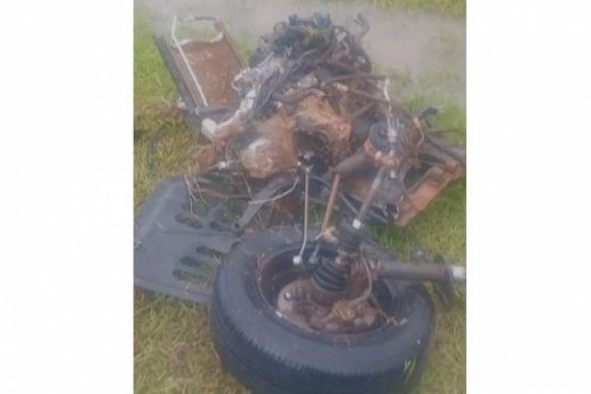 Destroços que ficaram no canteiro central, após a batida