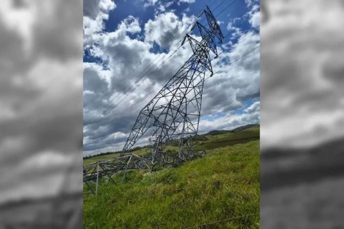 Torre de transmissão envergada em Jacareí