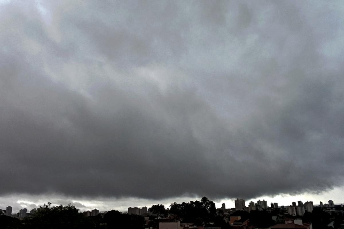 Em uma cena digna de filme, Piracicaba foi engolida pelo gigantesco bloco de nuvens, na tarde desta terça-feira. 