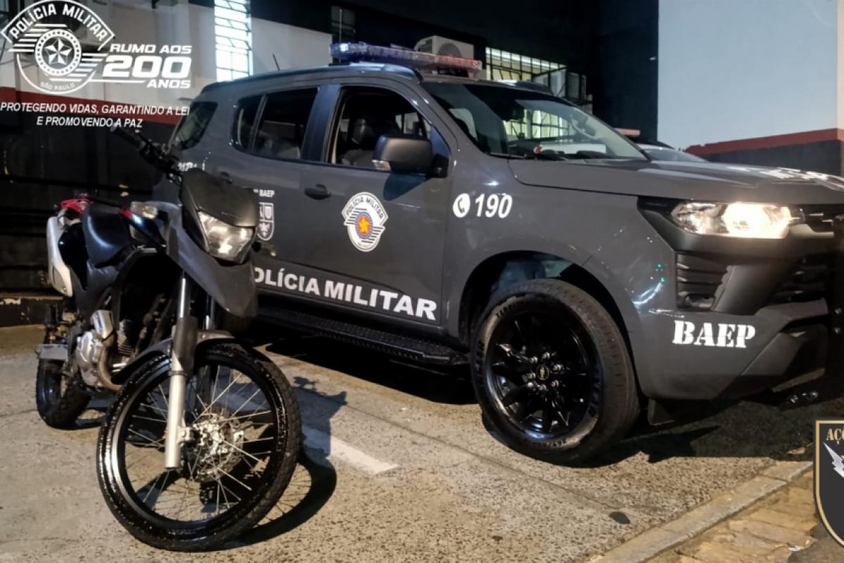 Homem foi preso no Jardim São Fernando ao pilotar motocicleta roubada e com sinais identificadores adulterados.