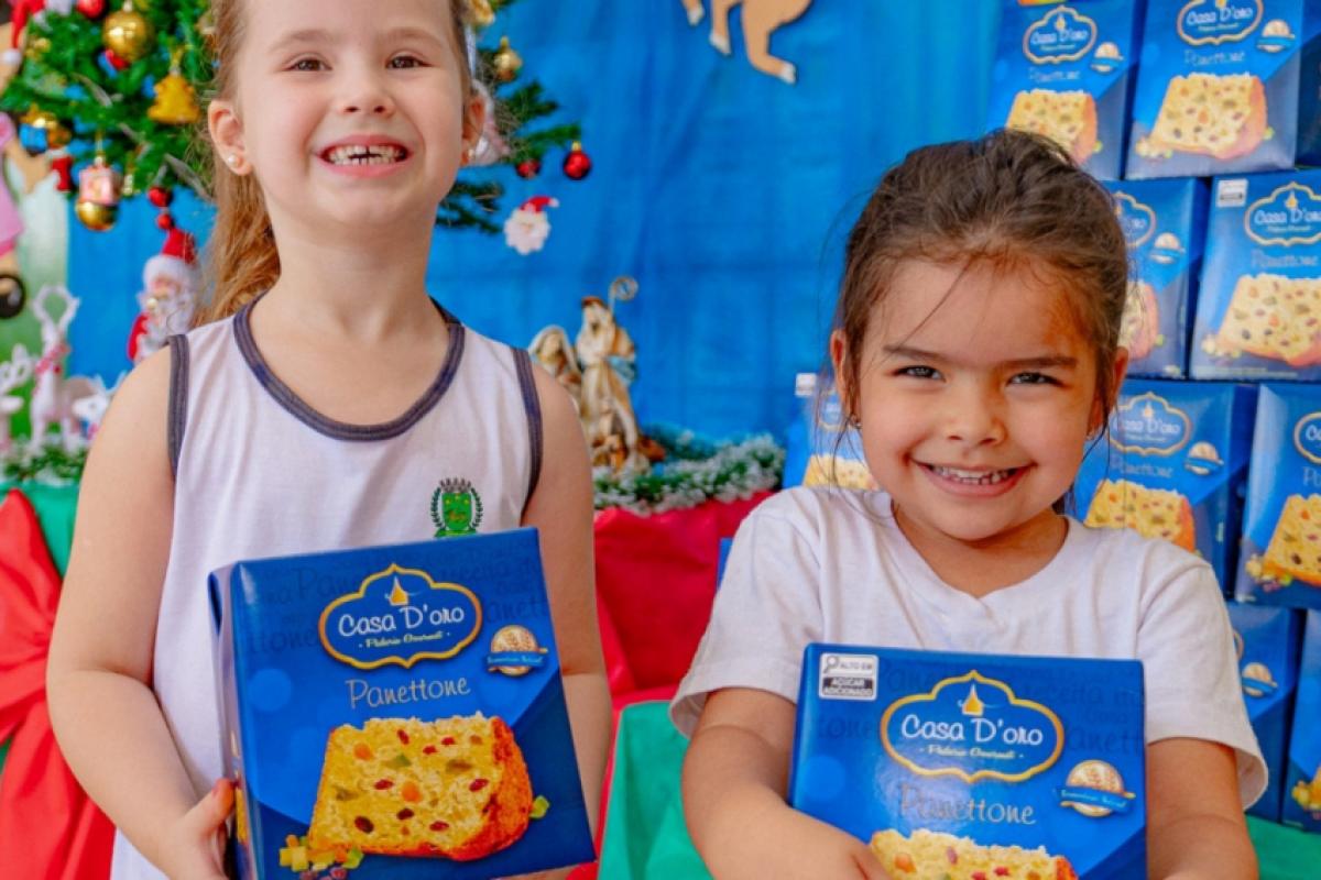 Crianças com panetones