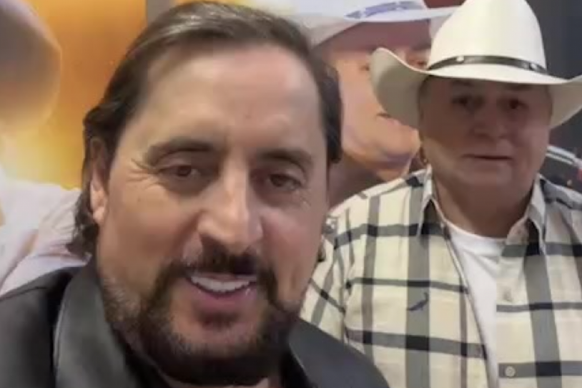 Mauri, de camiseta preta, e o irmão Maurício, de chapéu claro, com quem formava dupla.