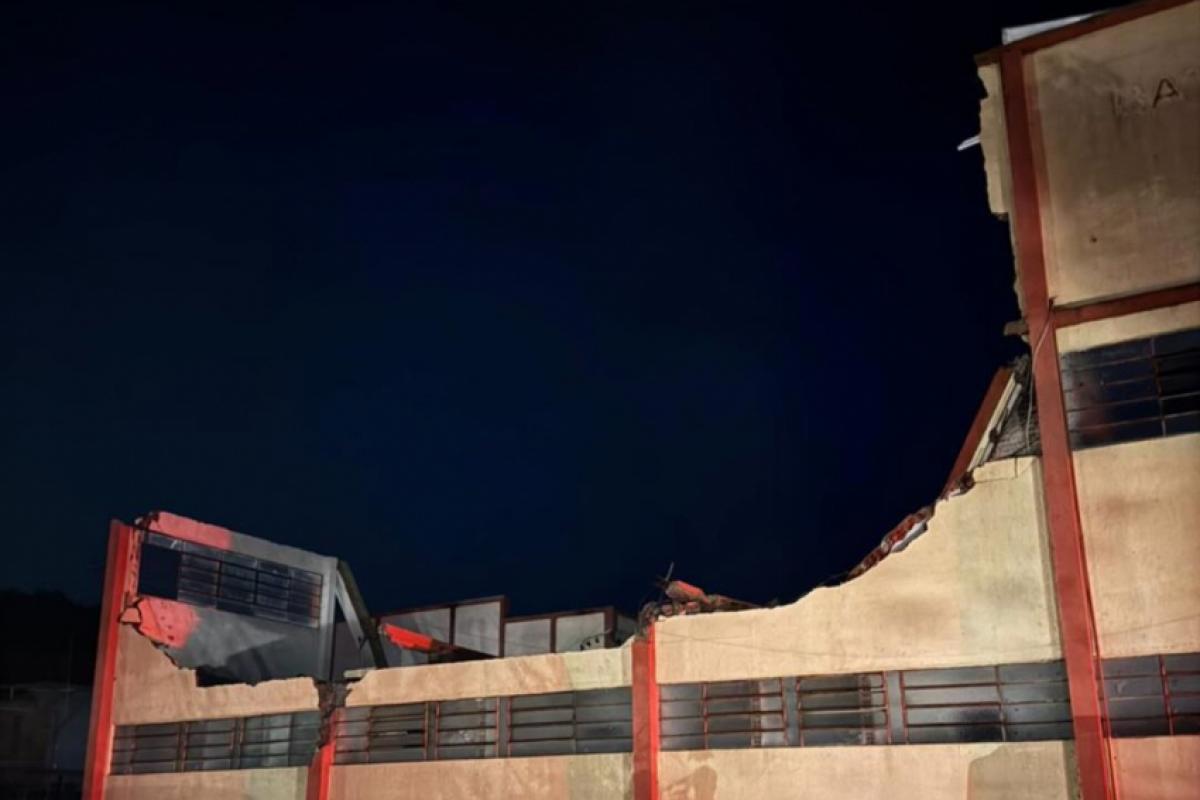 Cerca de 60 casas foram afetadas e mais de 5 mil moradores ficaram sem energia elétrica.