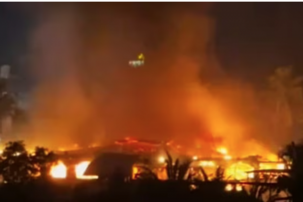 Testemunhas relataram que o local estava lotado e que as chamas se espalharam rapidamente pela estrutura temporária coberta com folhas de palmeira.