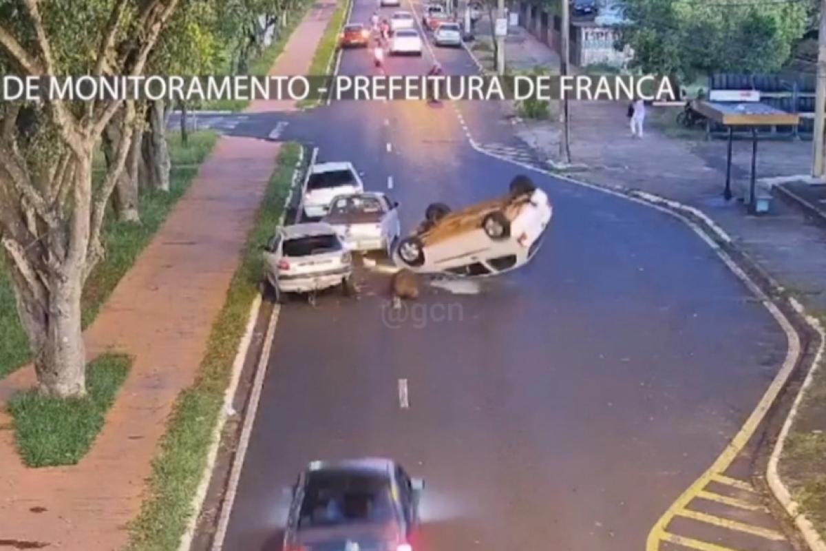 Carro capotado após colisão na avenida Abrahão Brickmann, em Franca
