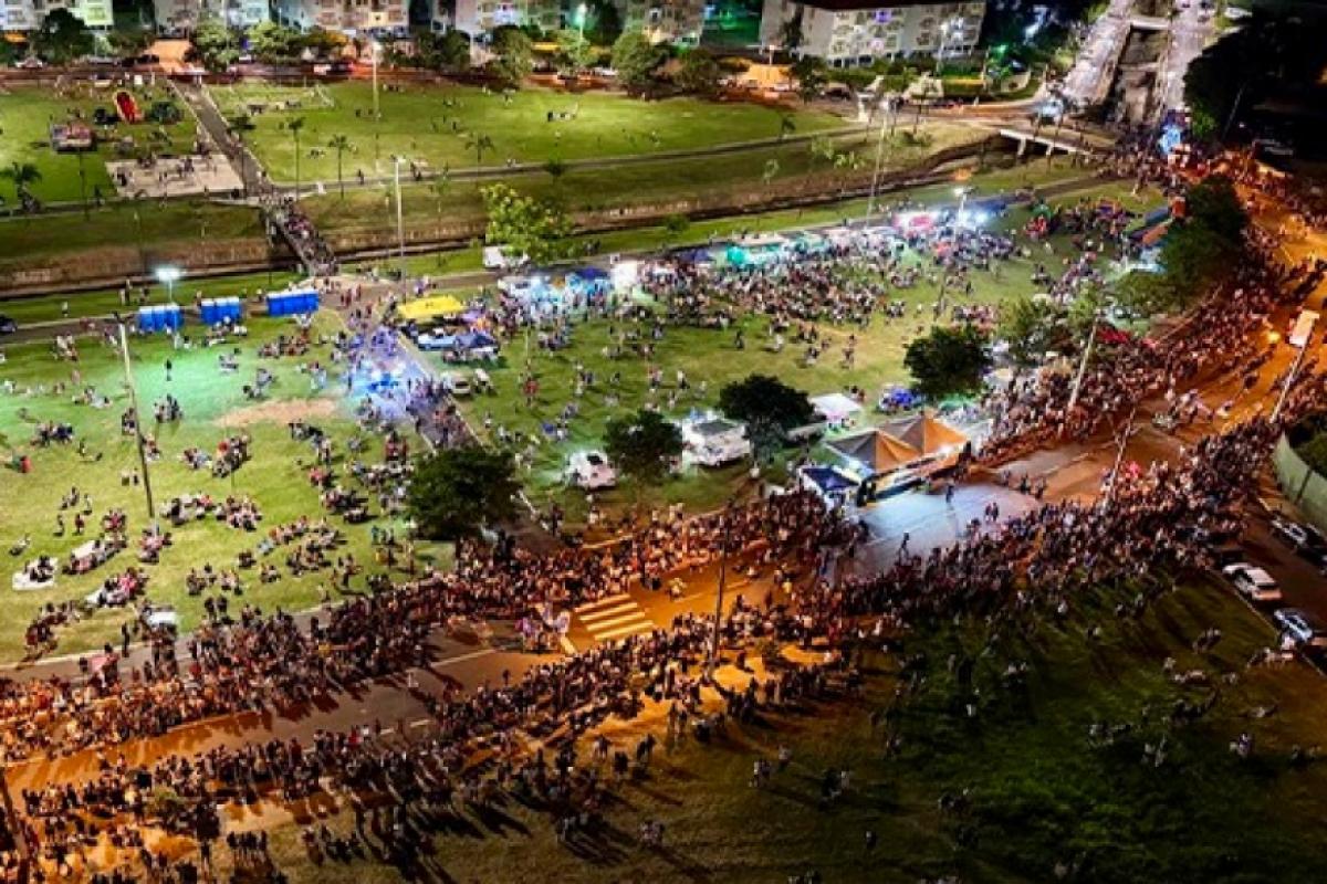 Desfile aconteceu no Parque do Povo, no último domingo e reuniu milhares de pessoas