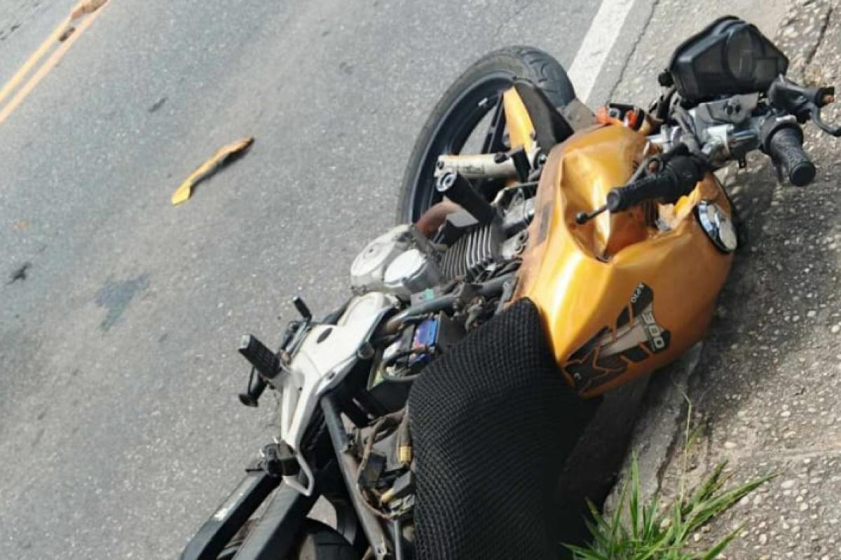 Moto ficou destruída