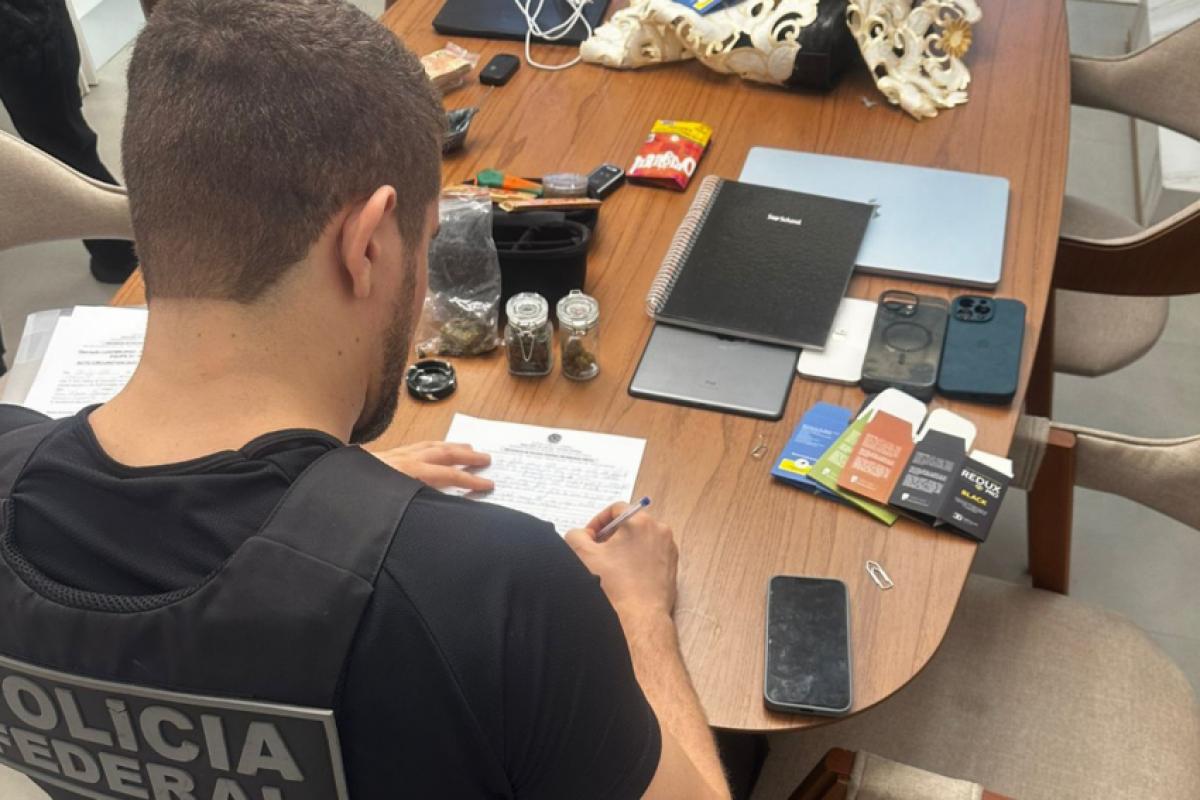 Agente da PF no cumprimento do mandado de busca e apreensão