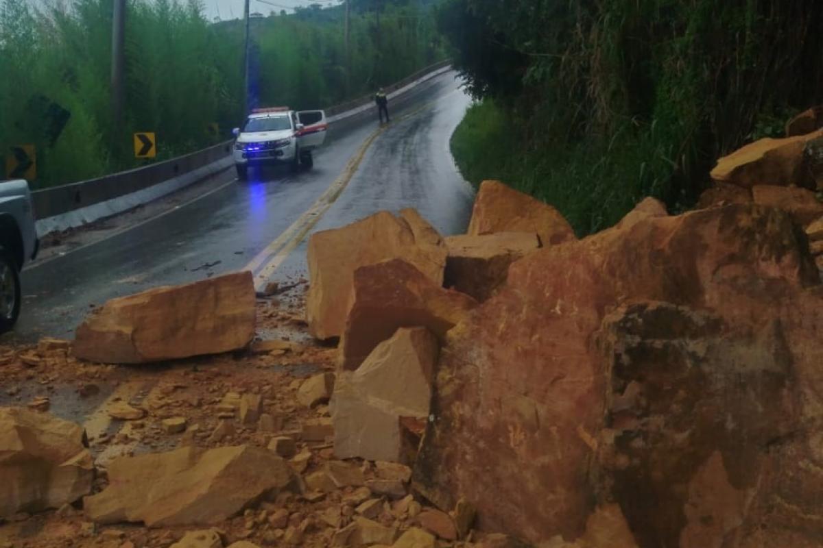 O material atingiu parte da pista e causou bloqueio parcial de um trecho da via