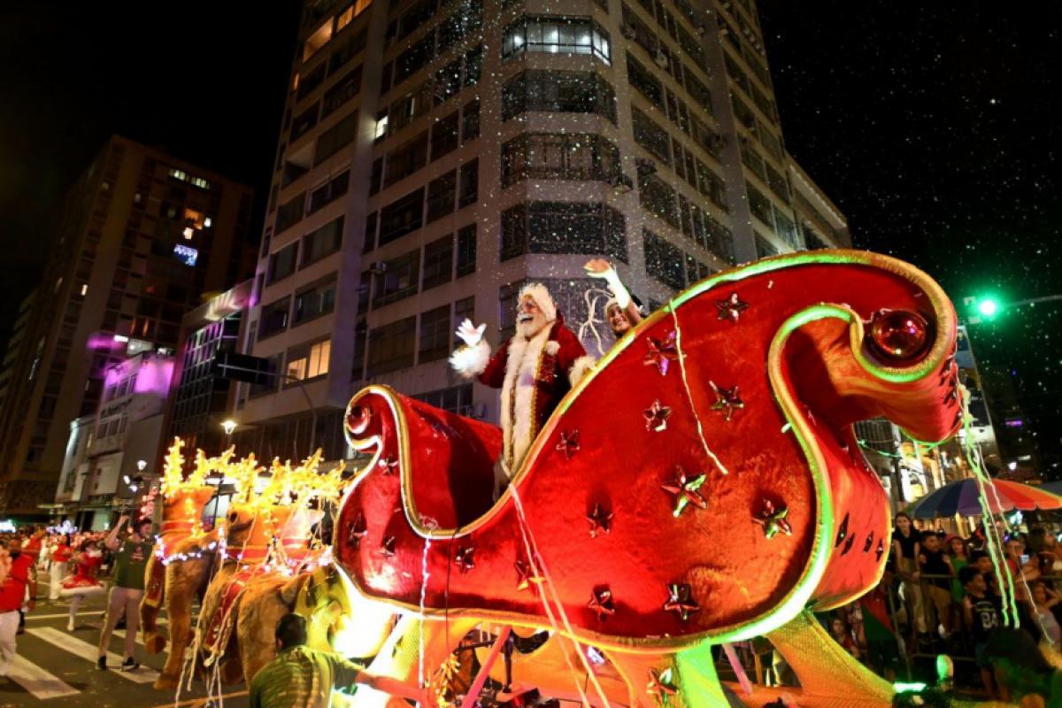 Evento será neste sábado na Glicério e contará com carros alegóricos assinados por artistas de Parintins, reforçando o espetáculo natalino.