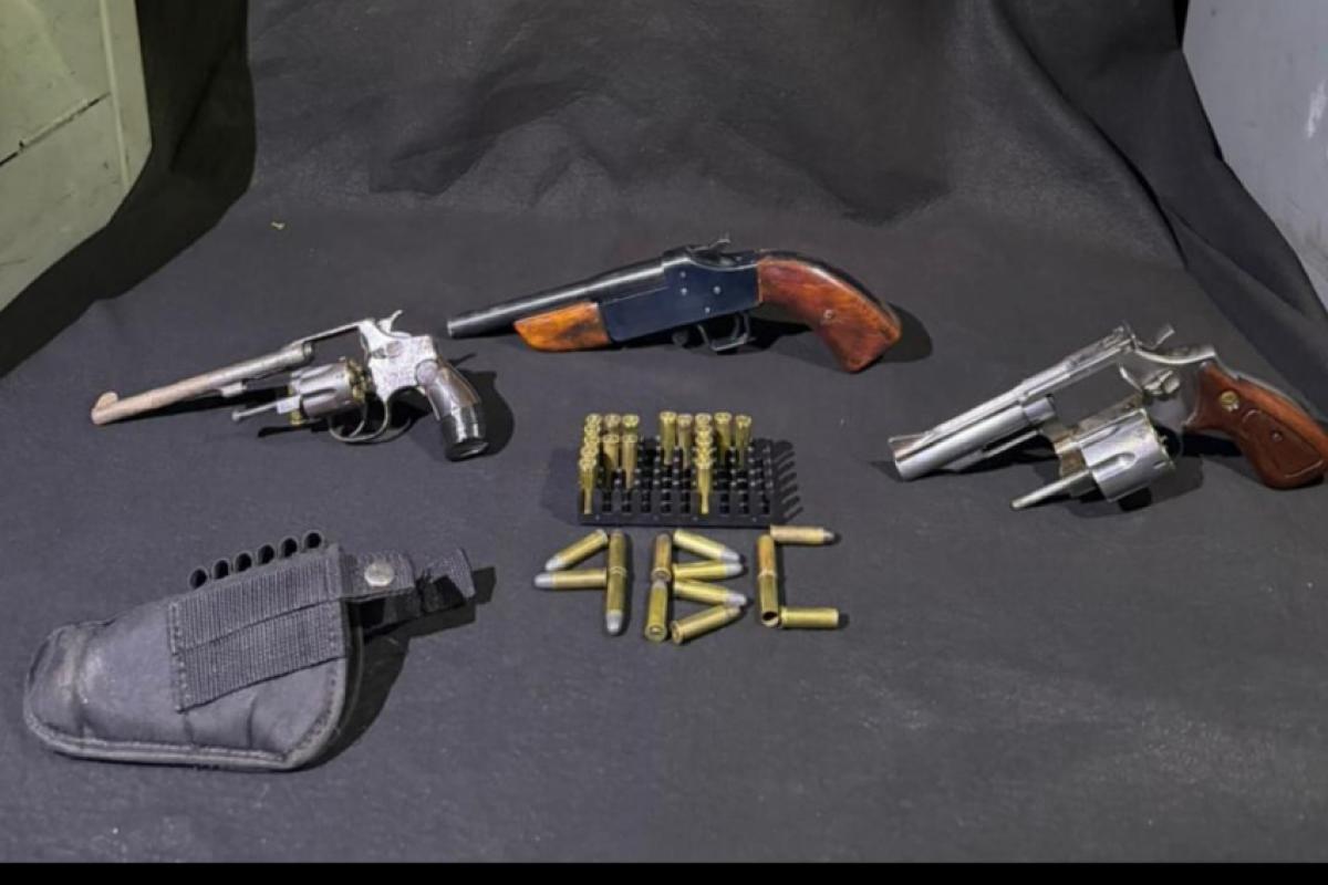 Armas apreendidas com o homem