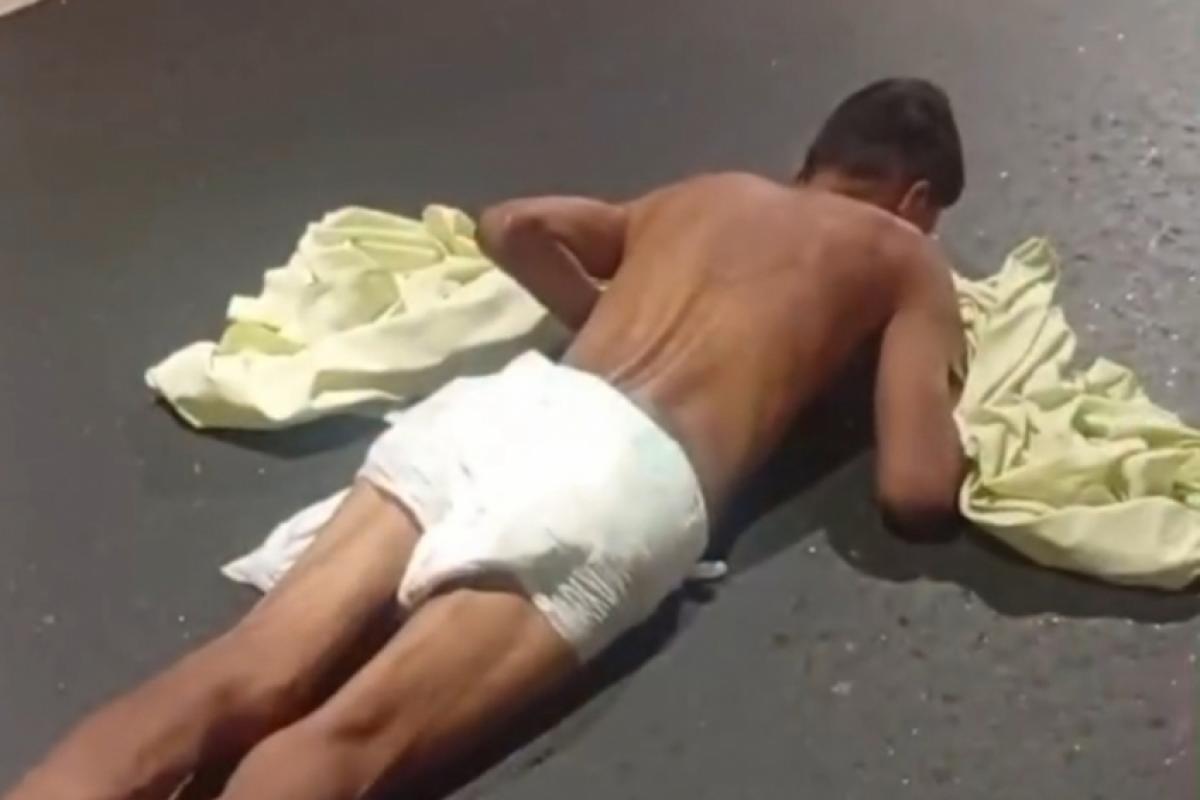 Após pular da ambulância, o homem ficou caído em uma das faixas da avenida. 