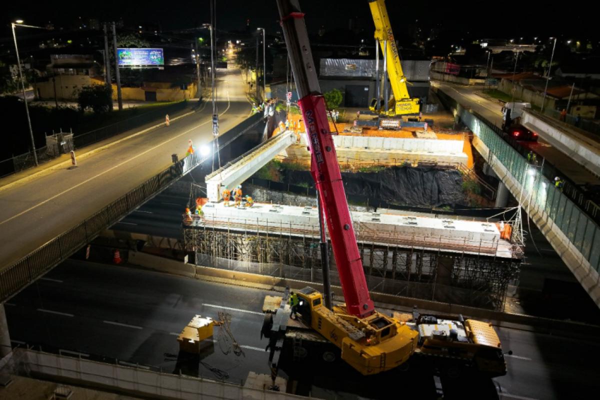 Lançamento de vigas no novo viaduto em São José