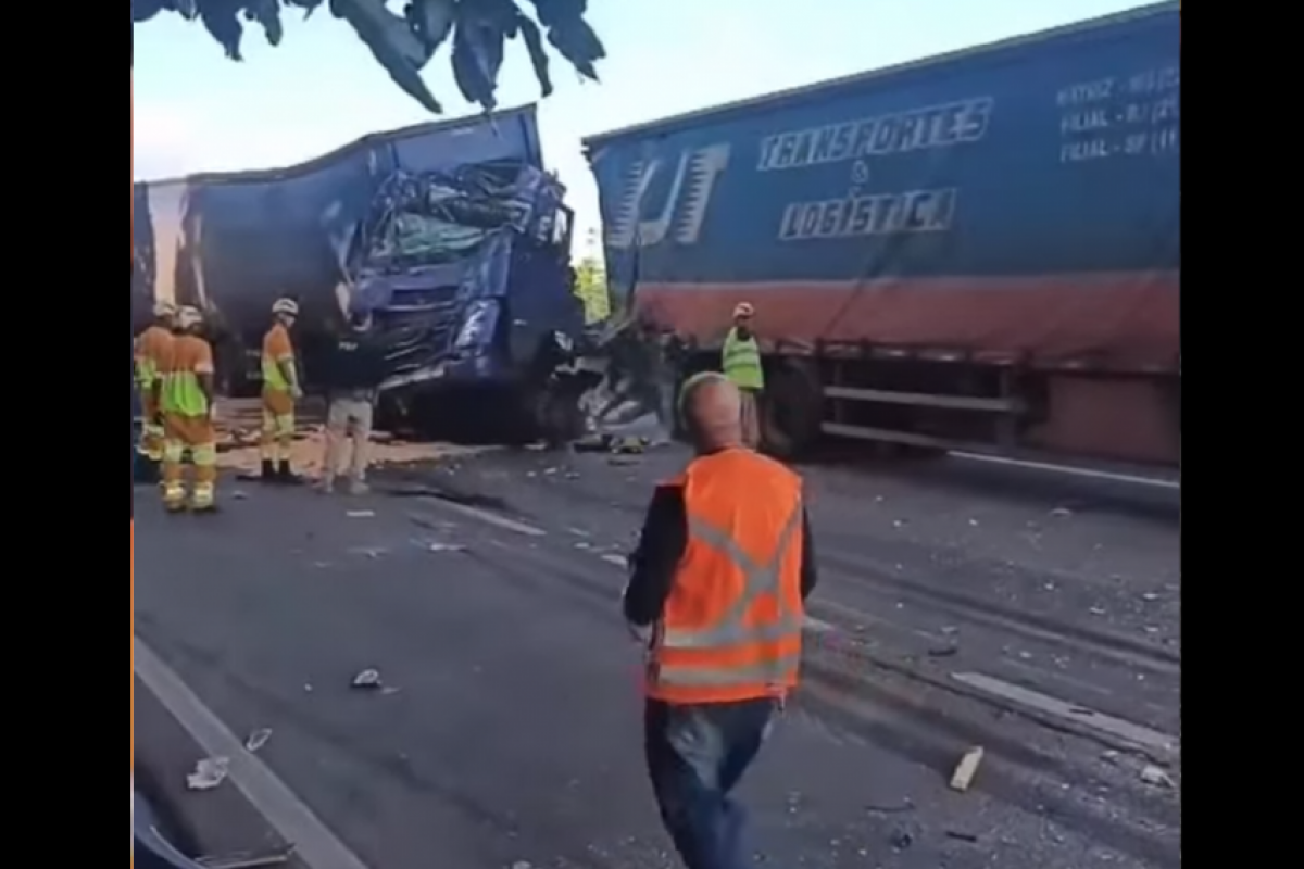 O acidente causou interdição total da pista sentido Rio de Janeiro e um longo congestionamento que chegou a 10 km.